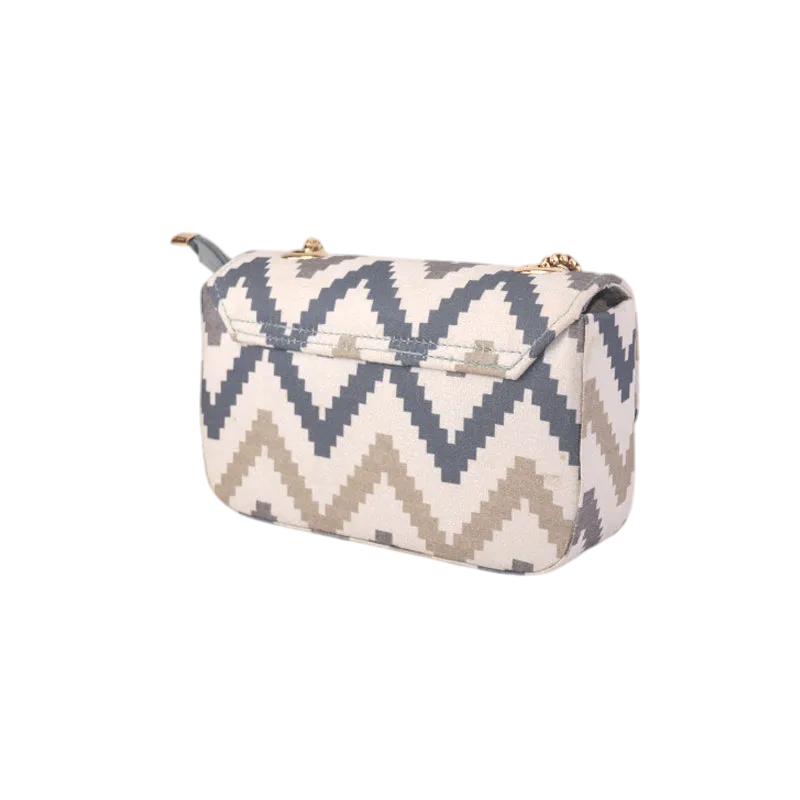 Geometric Crossbody Bag with Gold Chain and Black Square Buckle